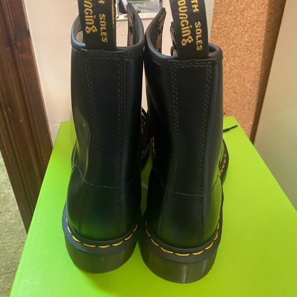 BRAND NEW DOCS - Picture 3 of 4